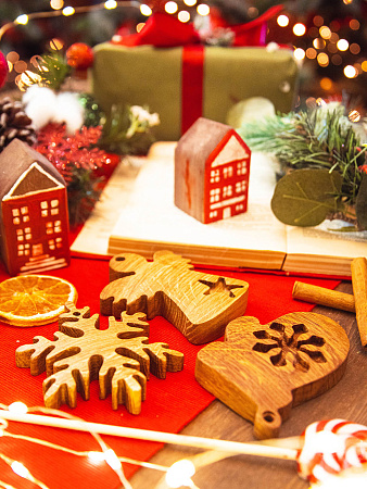 Новогодний набор из 3-х деревянных ёлочных игрушек из дуба Варежка Снежинка Ангел